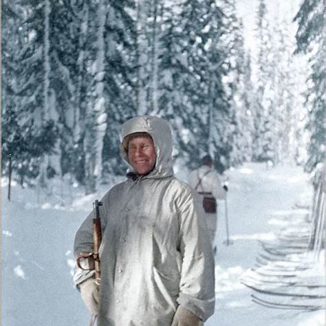 Tropas finlandesas camufladas na neve